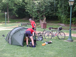 Gerrúl and Meta setting up camp
